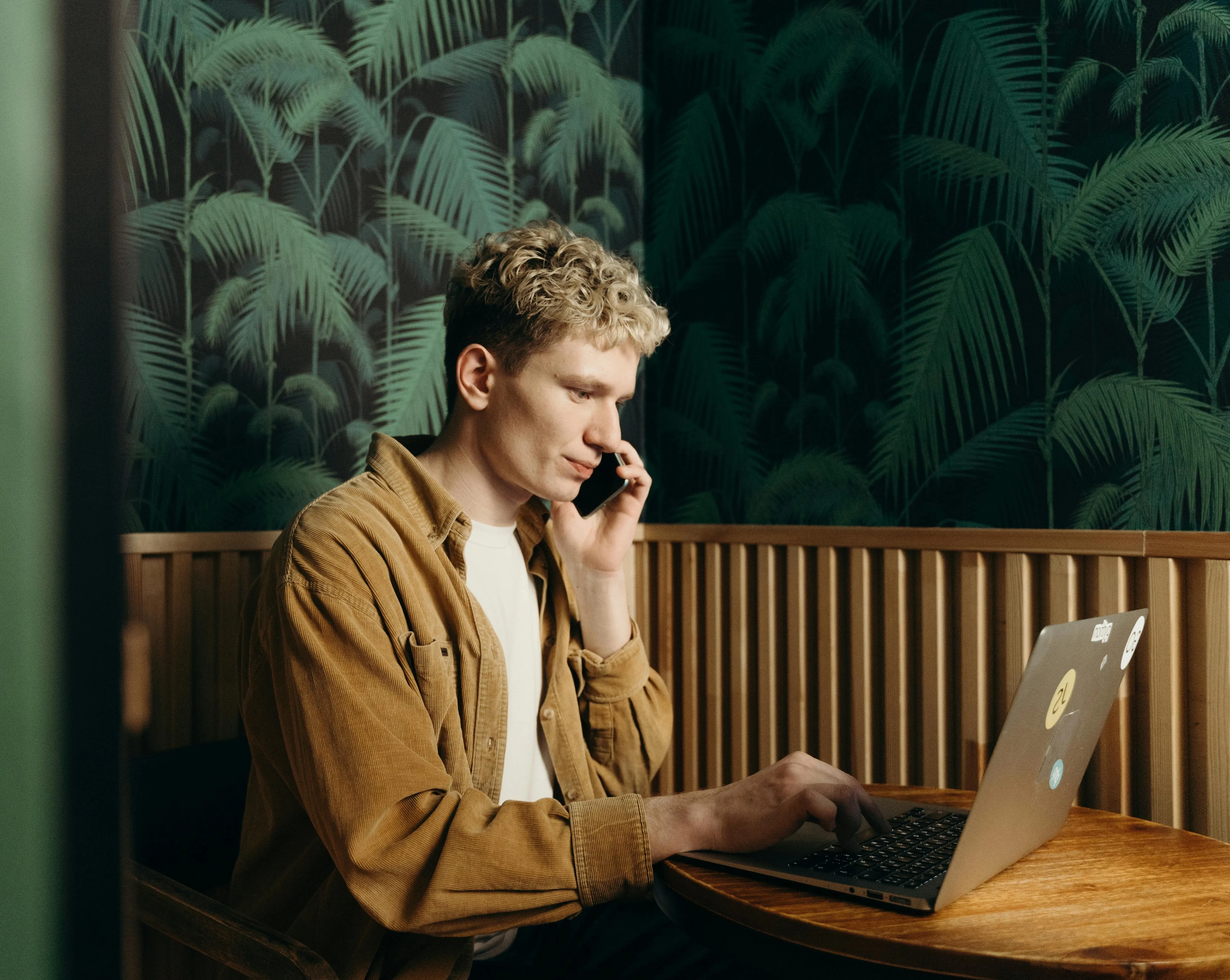 Haustechnik Kreße - Ein junger Mensch sitzt an einem kleinen Arbeitstisch und arbeitet am Laptop.